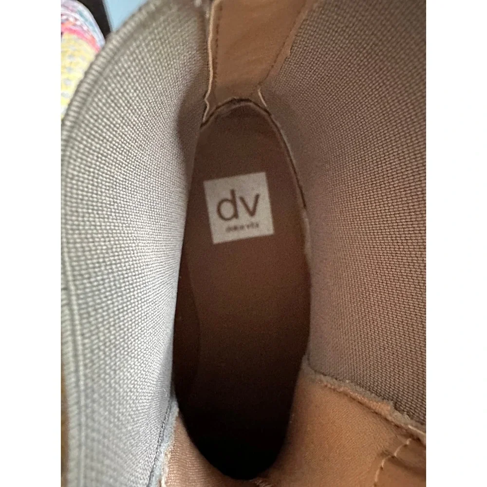 DV Dolce Vita Lobera Taupe Grey Lug Sole Chelsea Ankle Boots Womens 8 Vegan